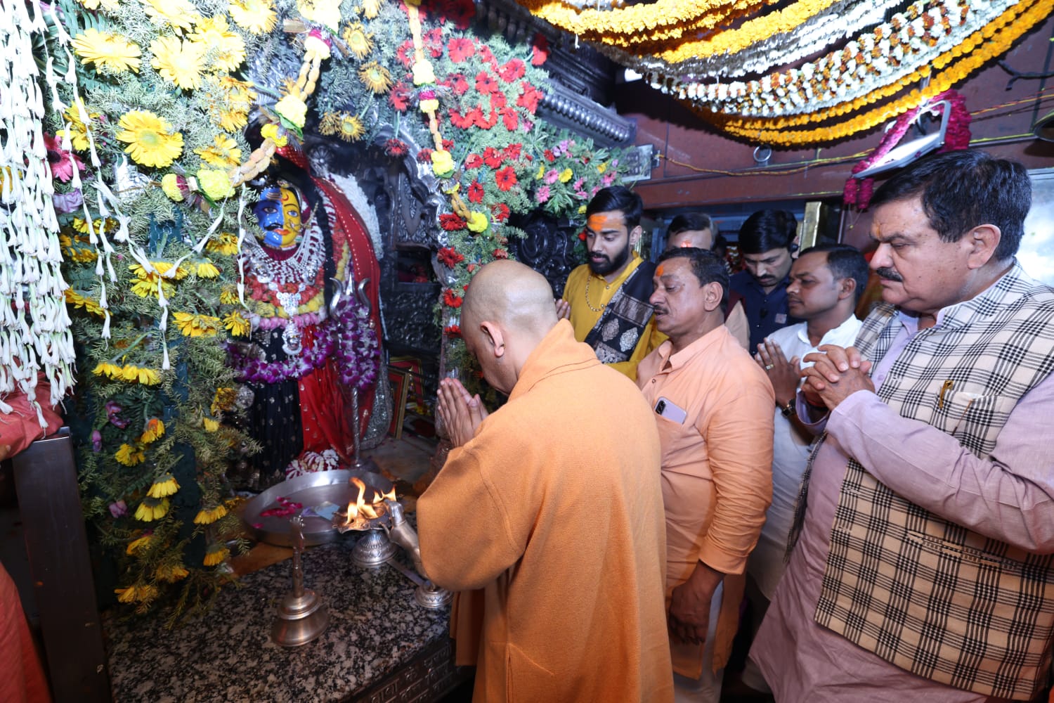 सीएम योगी ने बाबा काल भैरव के दर्शन किये