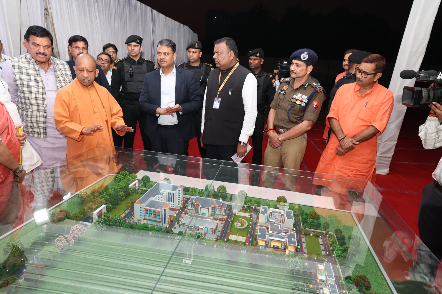 सीएम योगी ने निर्माण परियोजनाओं की जानकारी ली.