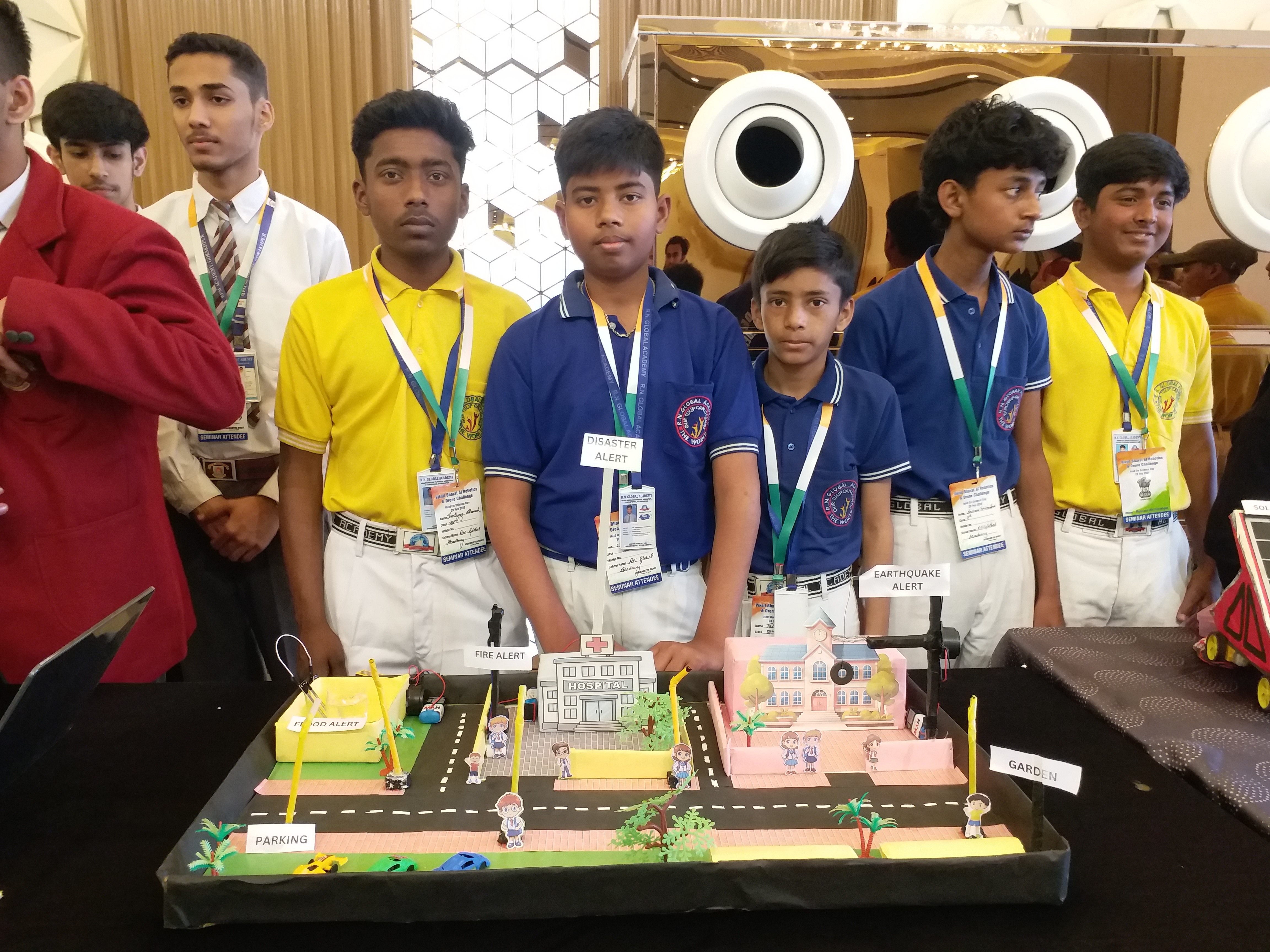 विज्ञान प्रदर्शनी में अपने माॅडलों के साथ छात्र.