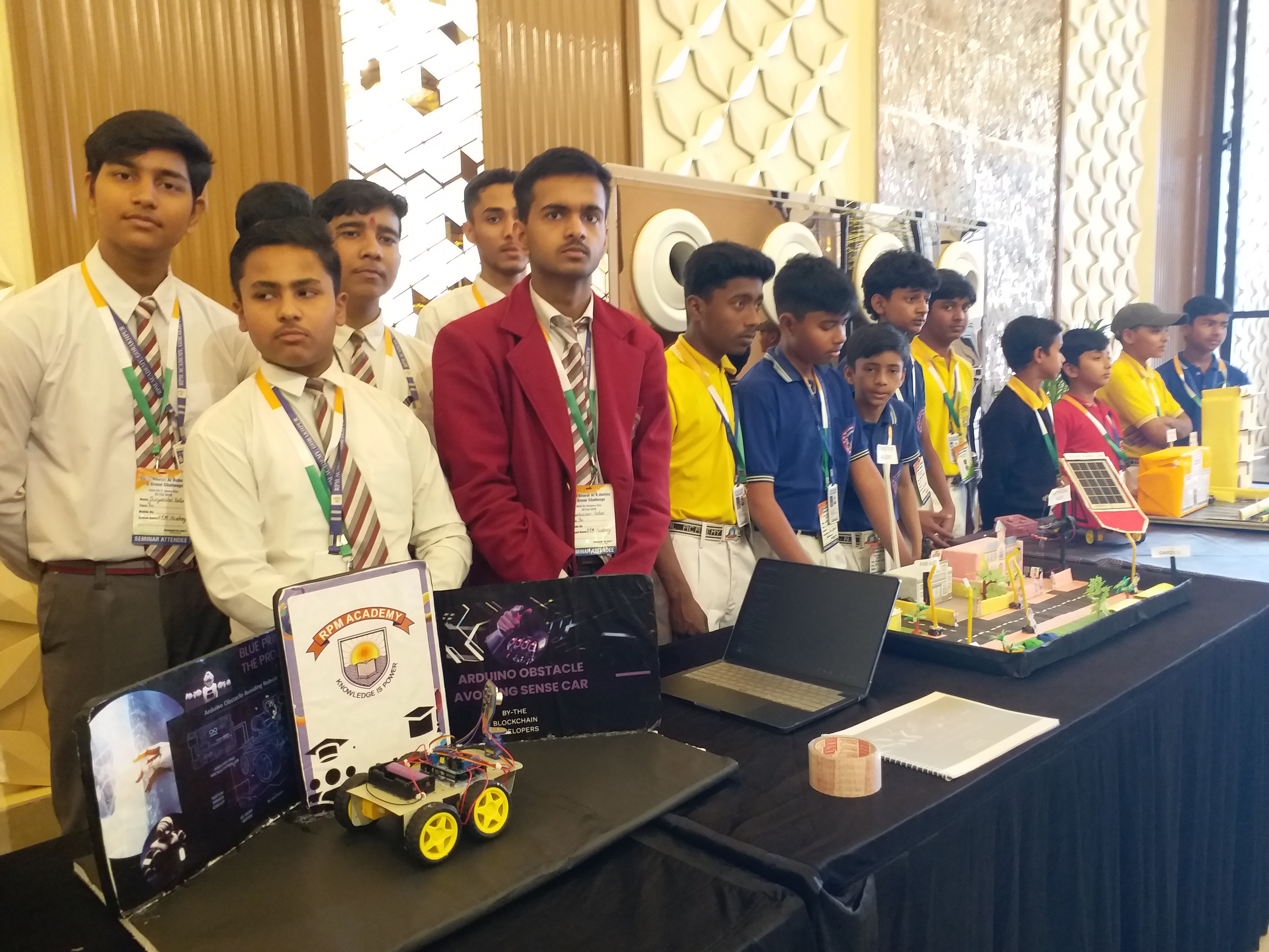 विज्ञान प्रदर्शनी अपने माॅडलों के साथ छात्र.