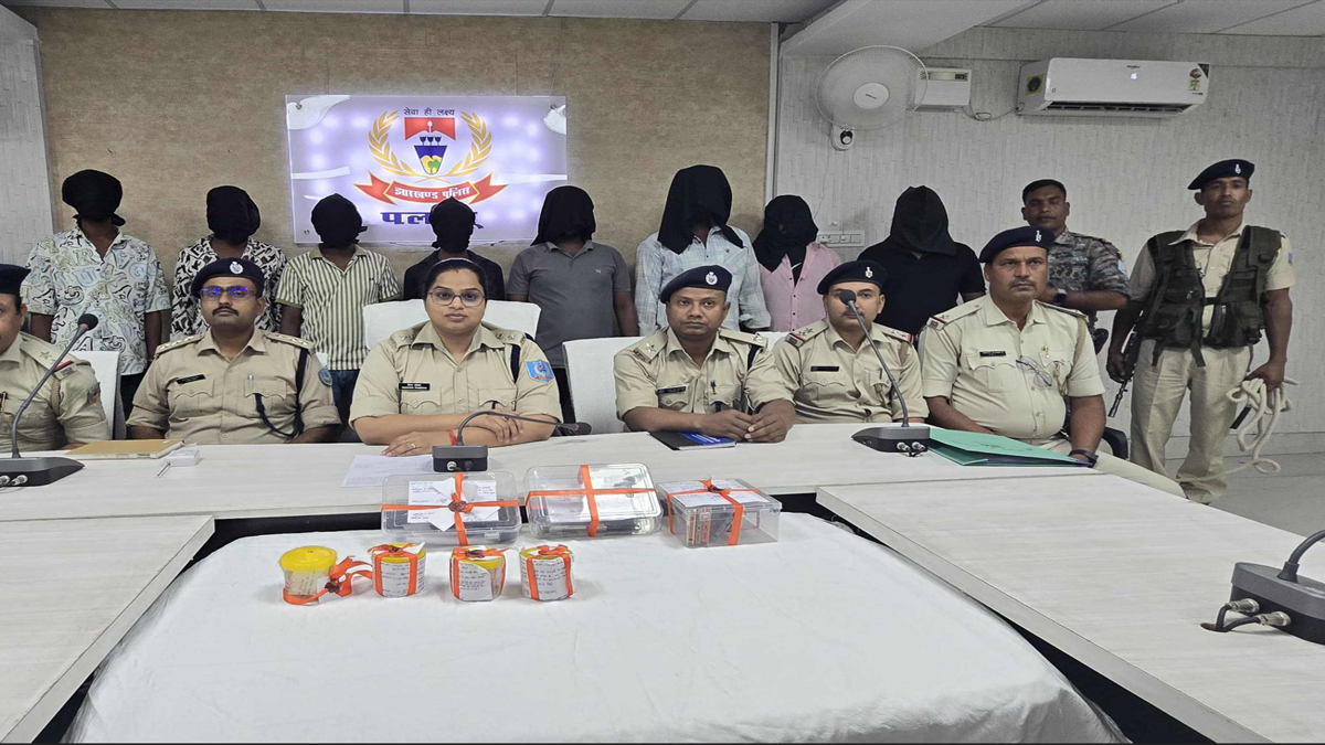 PALAMU POLICE ARRESTED ACCUSED