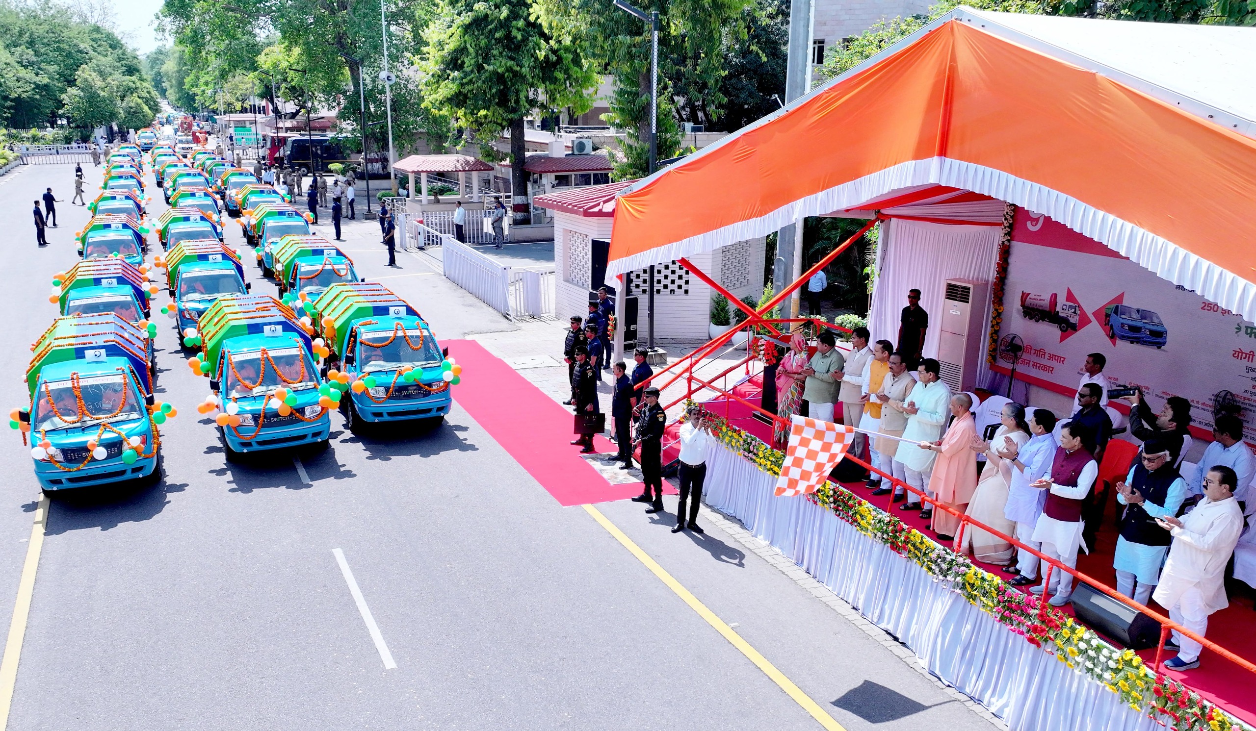 सीएम योगी ने दिखाई हरी झंडी.