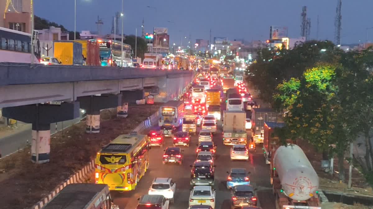 கடும் போக்குவரத்து நெரிசல்
