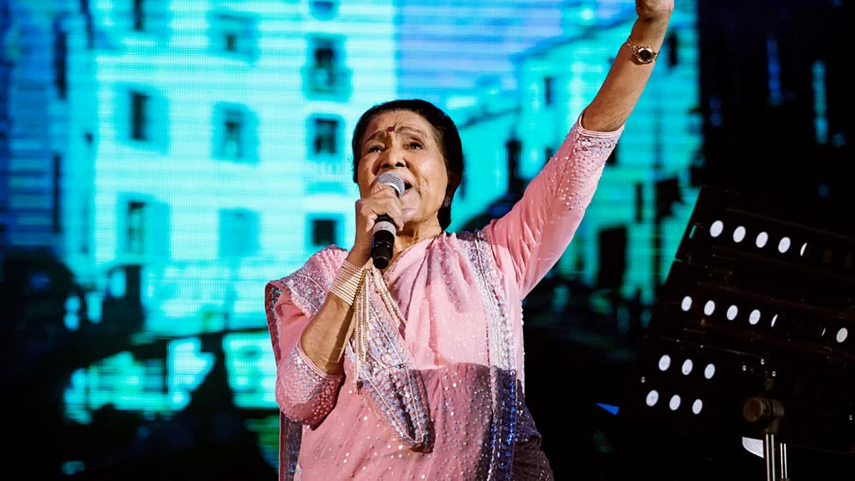 lyricist-manoj-muntashir-reveals-government-make-14-feet-tall-jhumka-in-bareli-as-a-tribute-to-asha-bhosle