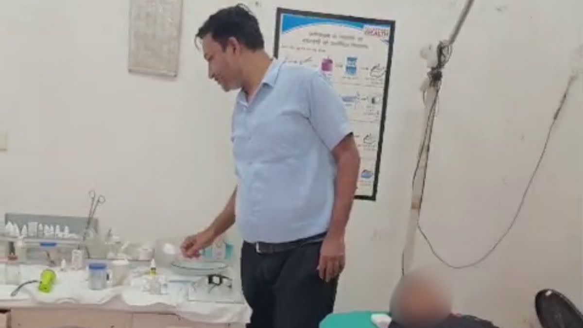वार्ड ब्वॉय कर रहा था मरीजों का इलाज