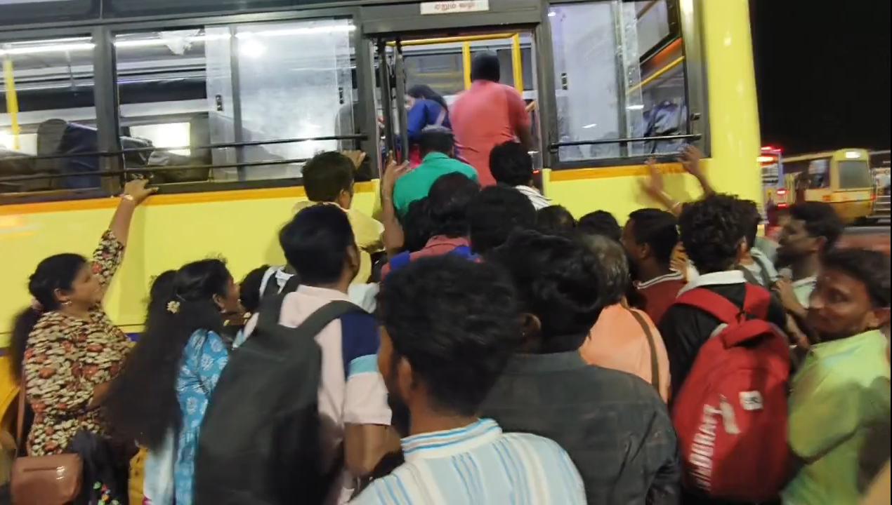 பேருந்துகளில் முண்டியடித்து ஏறிய பயணிகள்