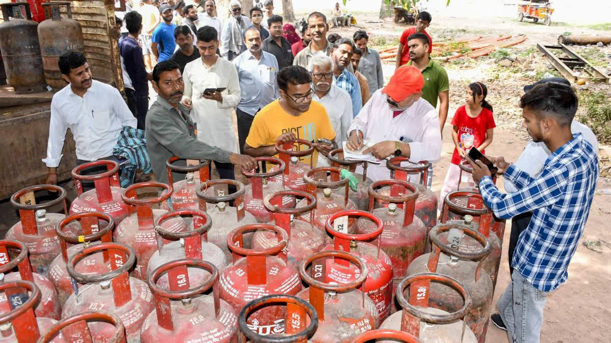 Oil Marketing Companies Reduce Prices Of Commercial LPG Cylinders By Rs 69.50 Oil Marketing Companies Reduce Prices Of Commercial LPG Cylinders By Rs 69.50