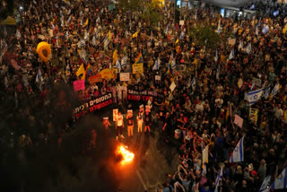 People take part in a protest demanding the end of the war and immediate release of hostages held by Hamas in the Gaza Strip, and against Prime Minister Benjamin Netanyahu's government, in Tel Aviv, Saturday, May 31, 2025.