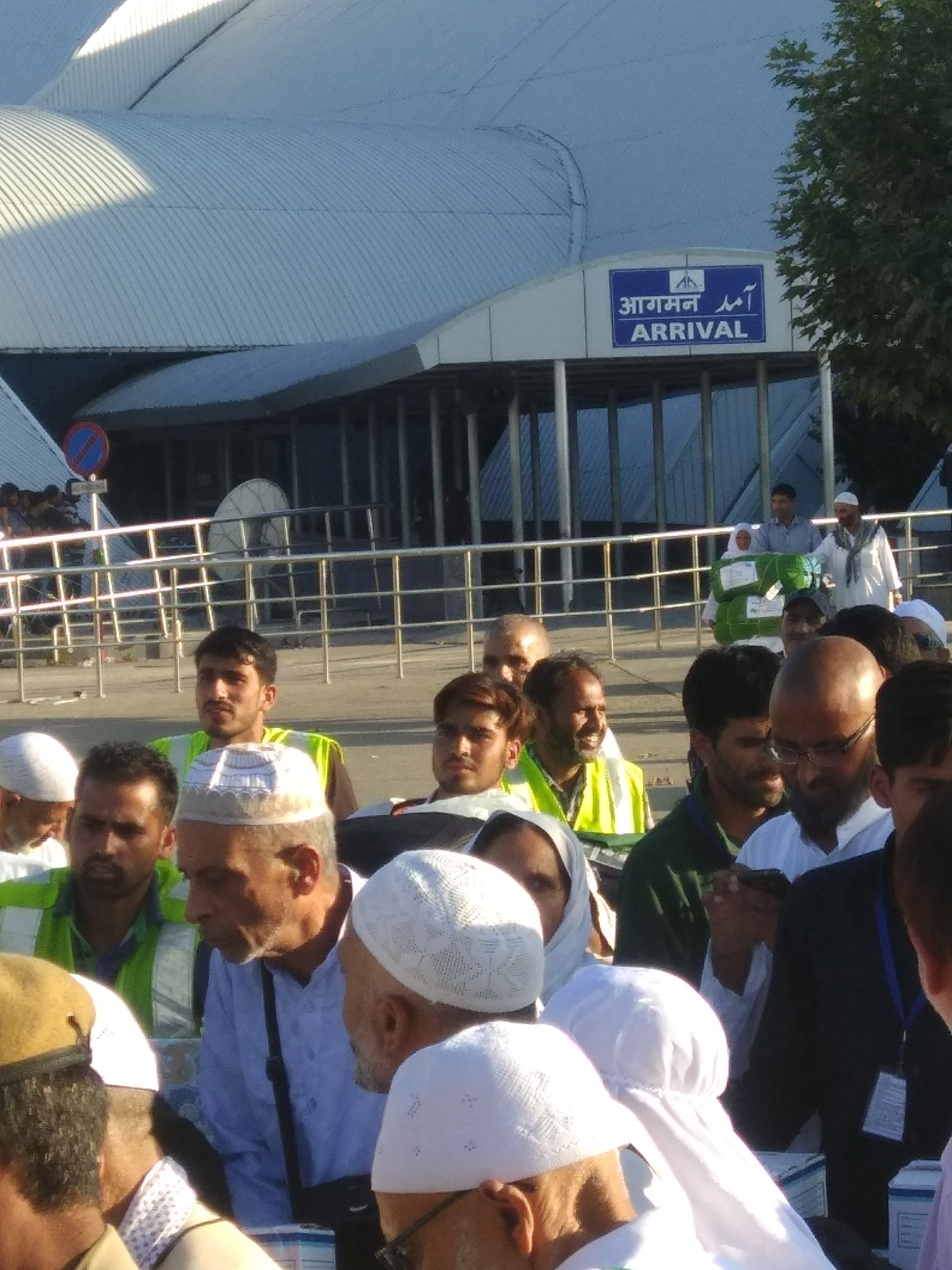 سرینگر ایئر پورٹ پر بندشوں کی وجہ سے سعودی سے وطن واپس آ رہے حاجیوں کو پریشانی کا سامنا