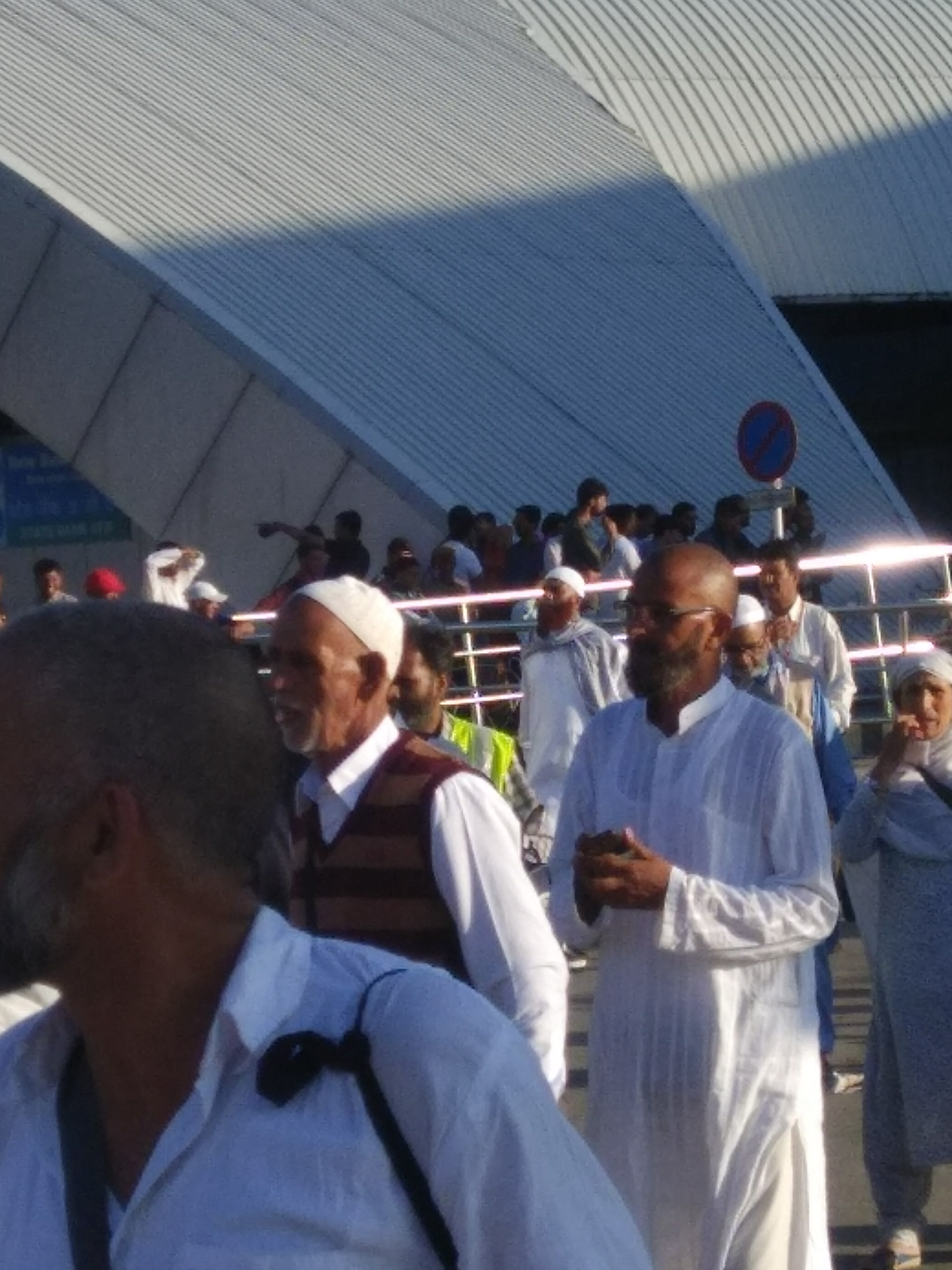 سرینگر ایئر پورٹ پر بندشوں کی وجہ سے سعودی سے وطن واپس آ رہے حاجیوں کو پریشانی کا سامنا