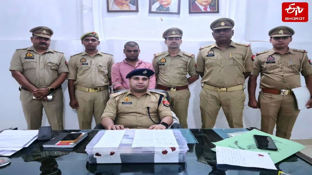 पुलिस की गिरफ्त में जालसाज.