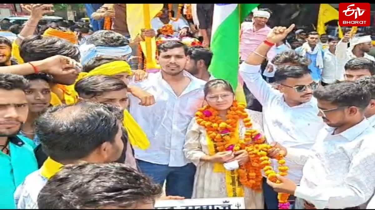 अहिल्याबाई होल्कर की जयंती पर निकाली गई शोभायात्रा में शामिल लोग.