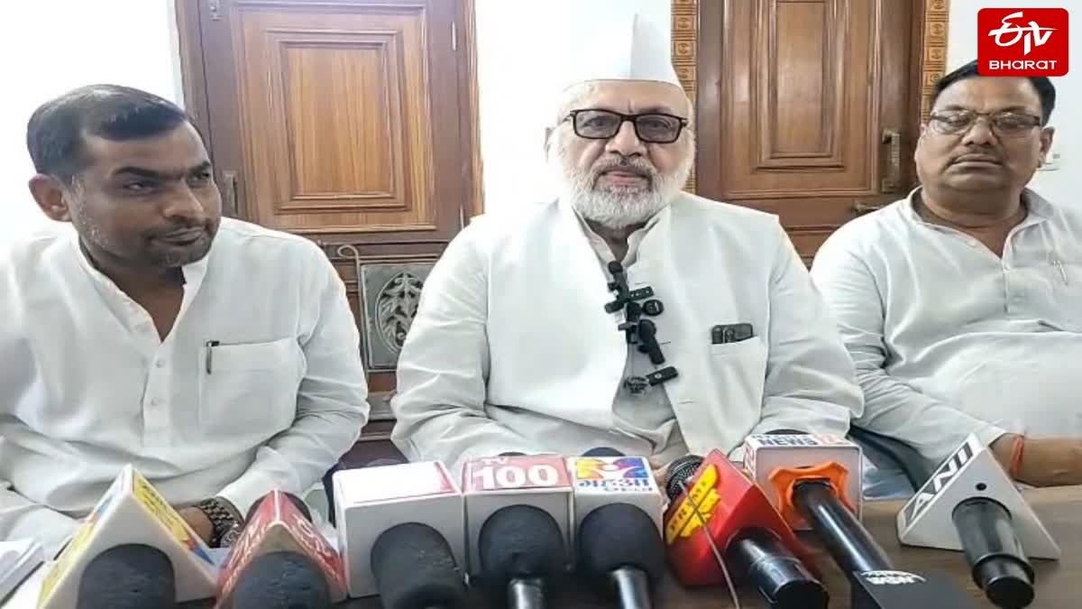 मीडिया से मुखातिब आसिम राजा.