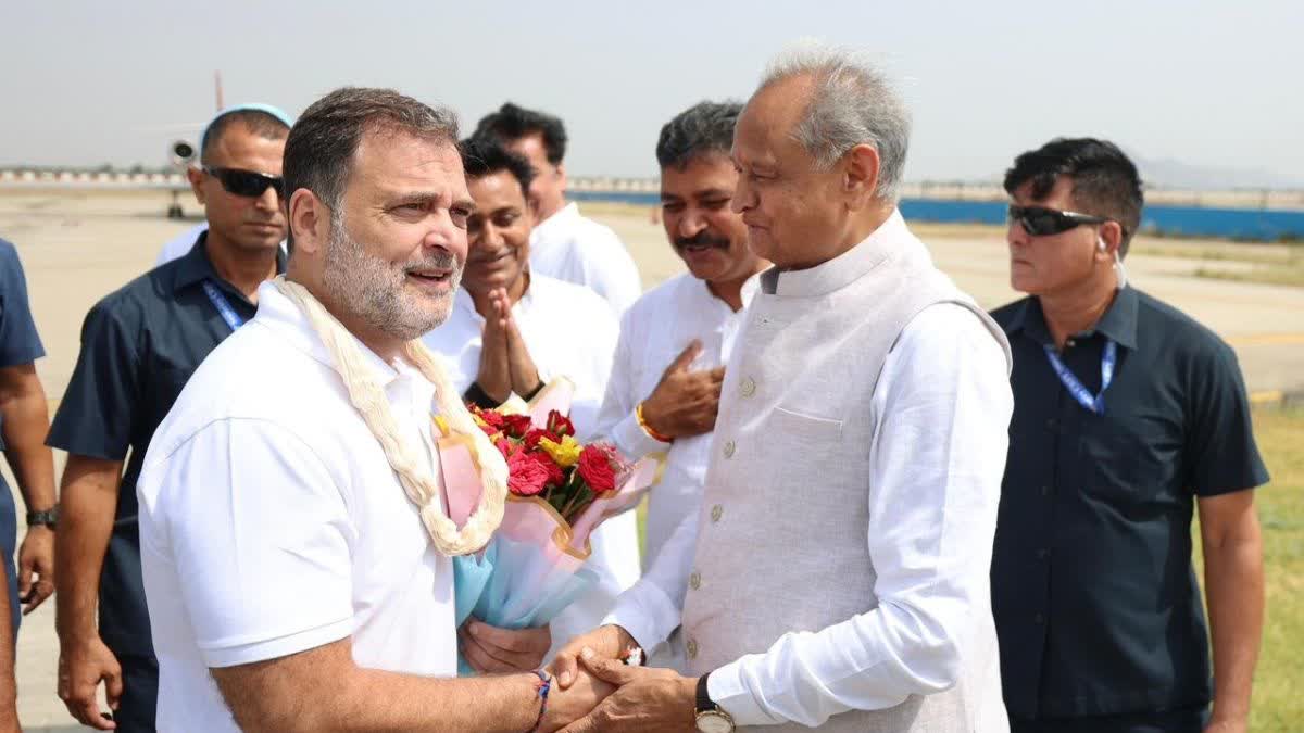 नेता प्रतिपक्ष राहुल गांधी का स्वागत करते पूर्व सीएम