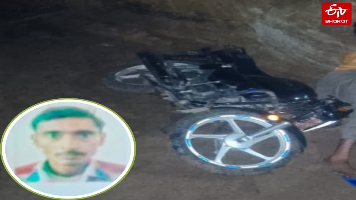 सड़क के गड्ढे में गिर कर बाइकसवार युवक की मौत