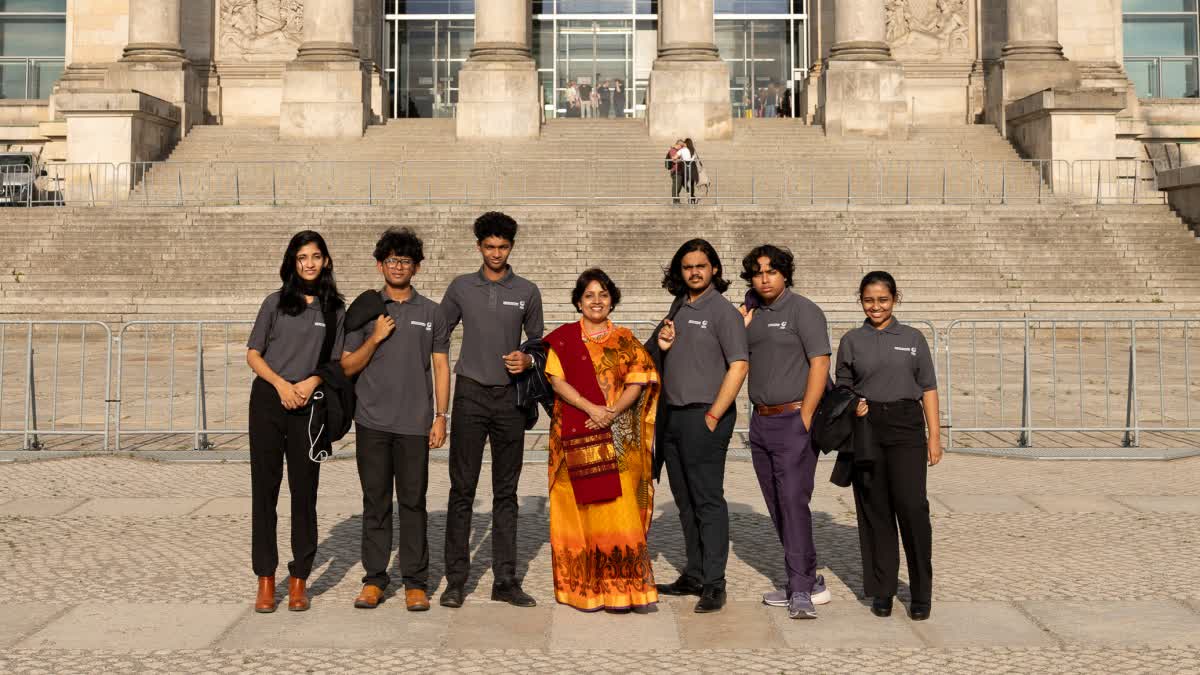 KERALA STUDENTS VISIT BUNDESTAG  GERMAN BUNDESTAG IN BERLIN  STUDENT VISIT GERMAN PARLIAMENT  KERALA STUDENTS IN GERMAN