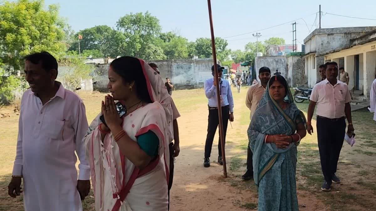 Lakshmi Rajwade IN polling stations
