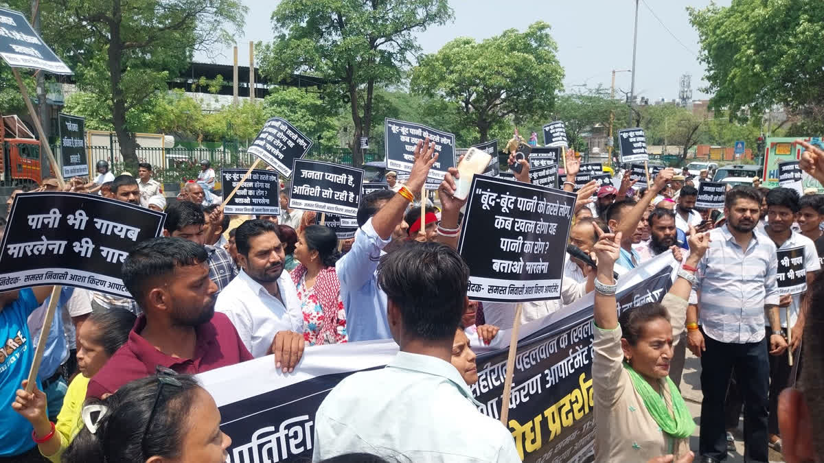 ओखला जल बोर्ड के दफ्तर पर मटका फोड़ प्रदर्शन