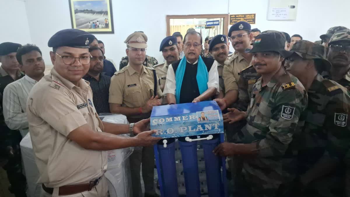 Minister Radhakrishna Kishore presented coolers and water filters to Jawans at Palamu SP office through MLA fund