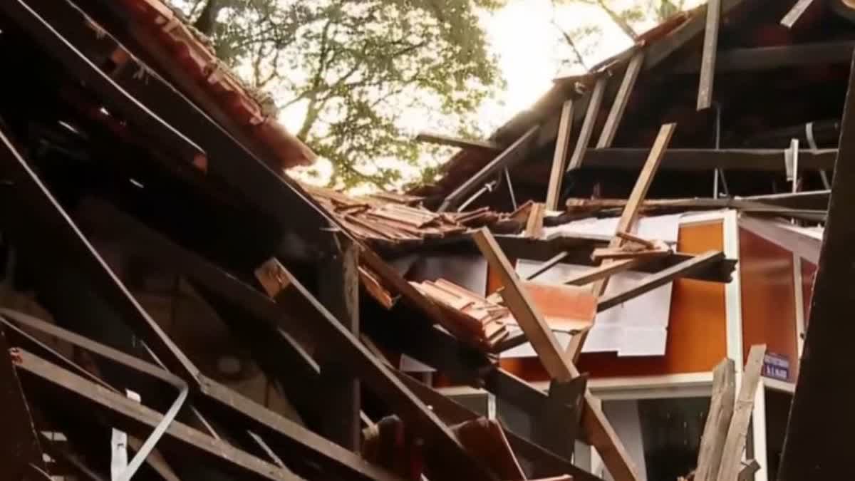 attakulangara govt school building collapses