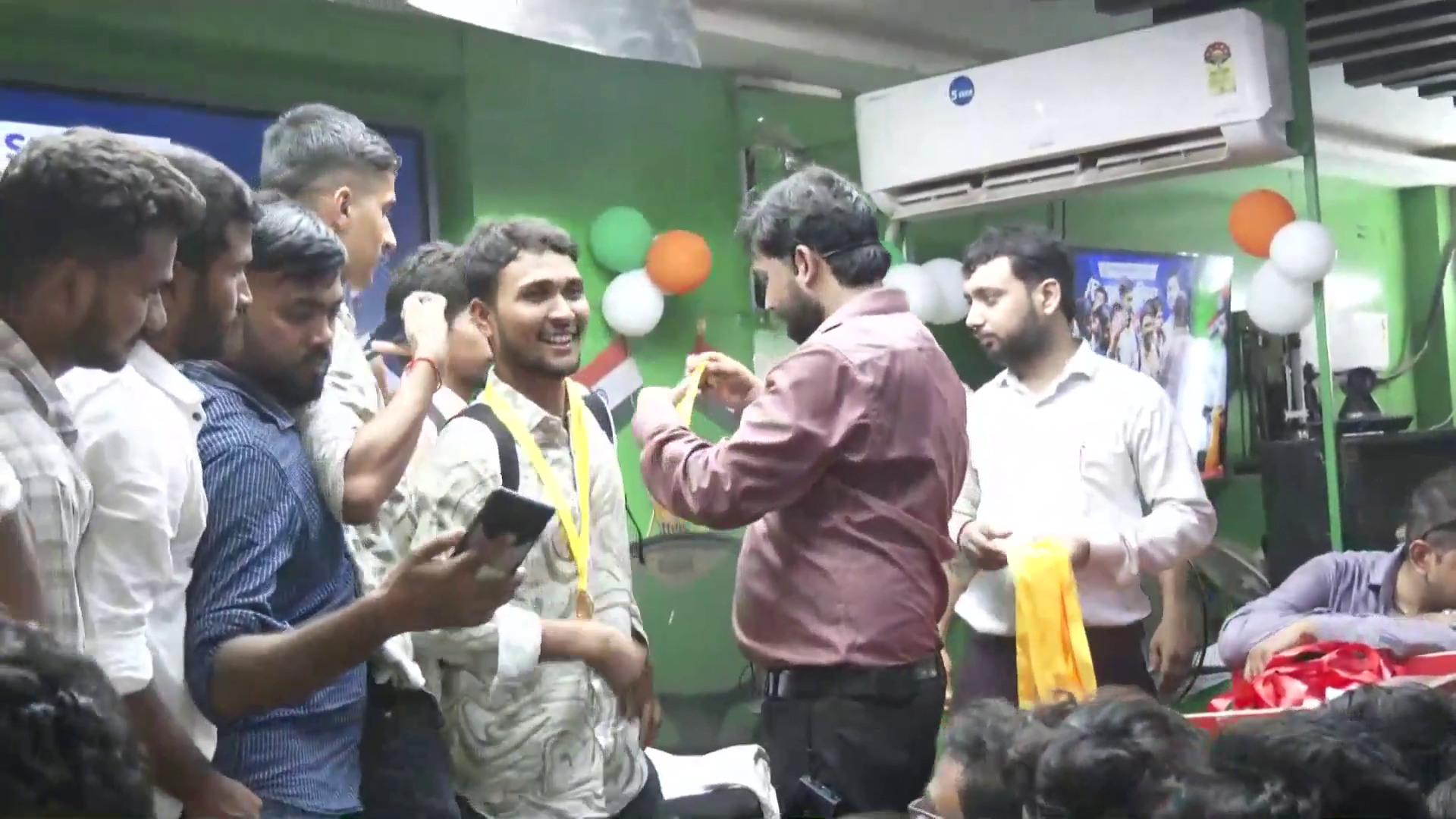 '12 हजार बच्चे आए वर्दी ही खत्म हो गई'