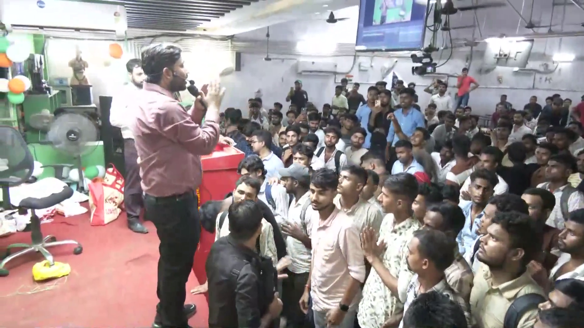 सौ. Khan Sir सोशल मीडिया
