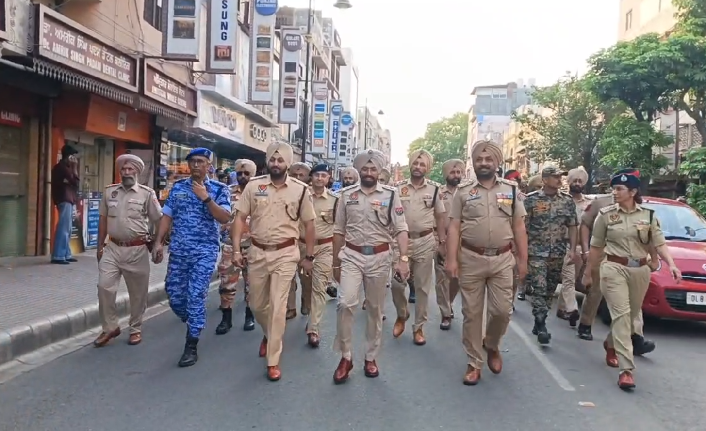 ਘੱਲੂਘਾਰਾ ਹਫ਼ਤਾ: ਅੰਮ੍ਰਿਤਸਰ ਪੁਲਿਸ ਅਲਰਟ, ਸੁਰੱਖਿਆ ਲਈ ਸ਼ਹਿਰ ਵਿੱਚ ਫਲੈਗ ਮਾਰਚ, SGPC ਨਾਲ ਮਿਲ ਕੇ ਤਿਆਰ ਕੀਤੀ ਵਿਆਪਕ ਯੋਜਨਾ PUNJAB POLICE FLAG MARCH