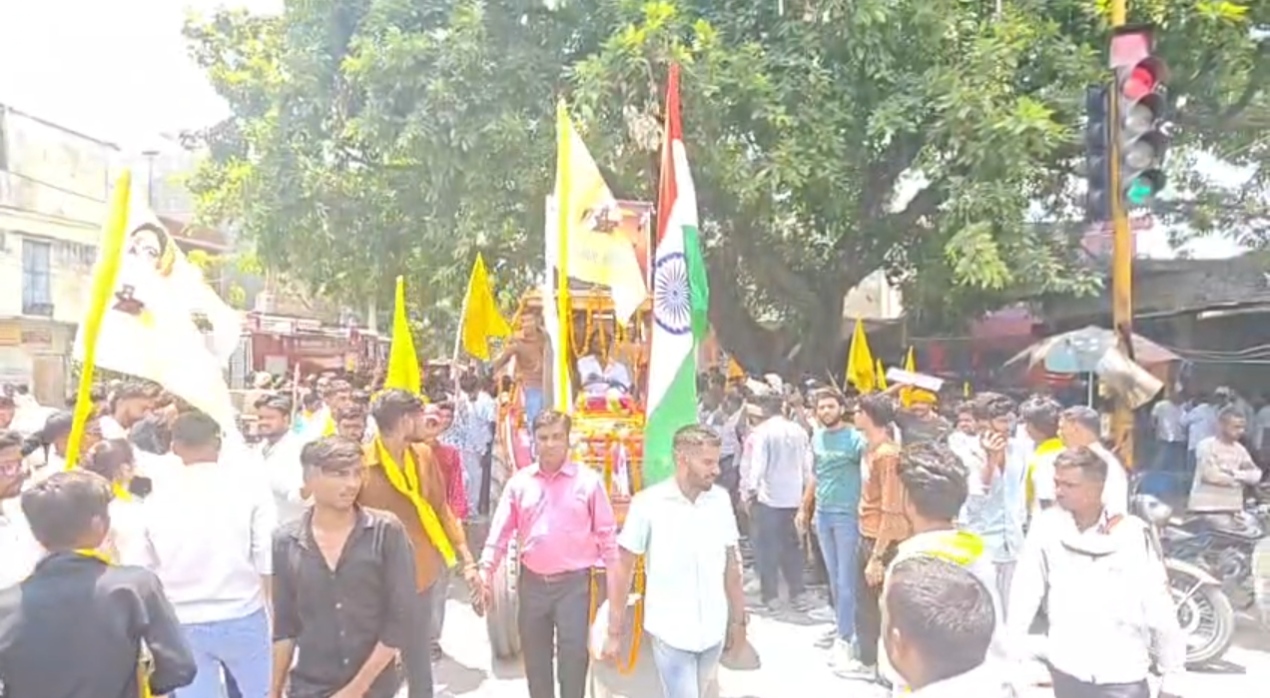 महारानी अहिल्याबाई होल्कर की जयंती पर शोभायात्रा निकालते लोग.