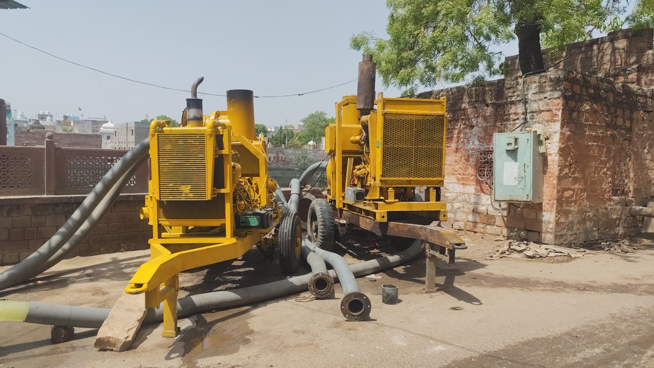 पानी निकालने के लिए बड़े-बड़े पंप लगाए गए
