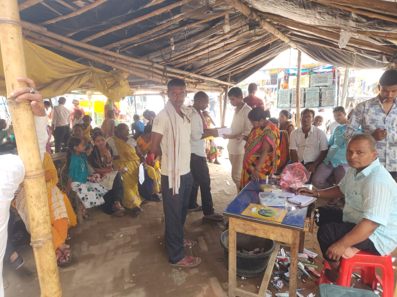 नालंदा में  डॉ. ओम प्रकाश आर्य से इलाज कराने आए मरीज