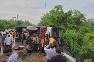 नालागढ़ में रोड पर पलटी बस