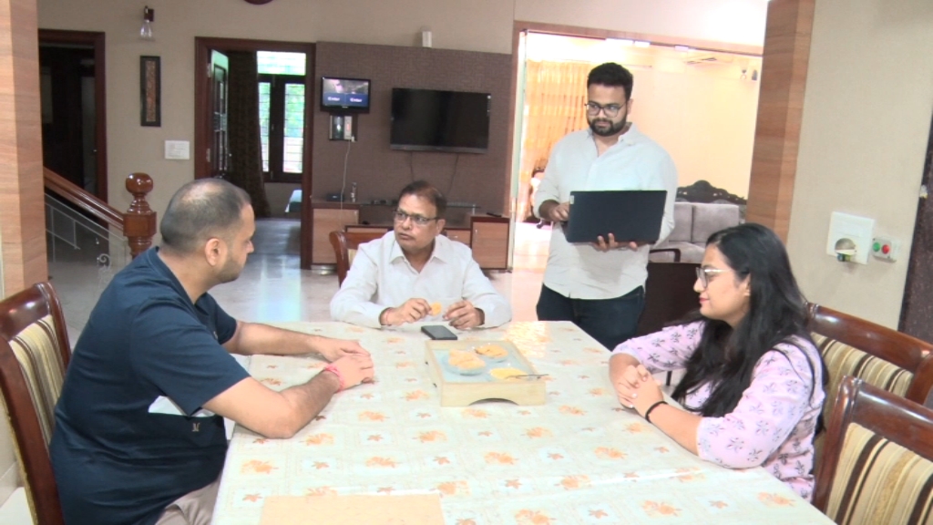 डायनिंग टेबल पर चर्चा करते परिवार के सदस्य