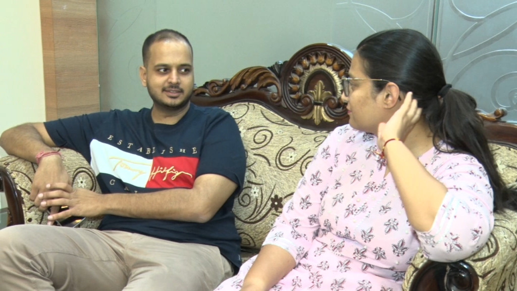 जय आकड़ और धर्मपत्नी परिधि