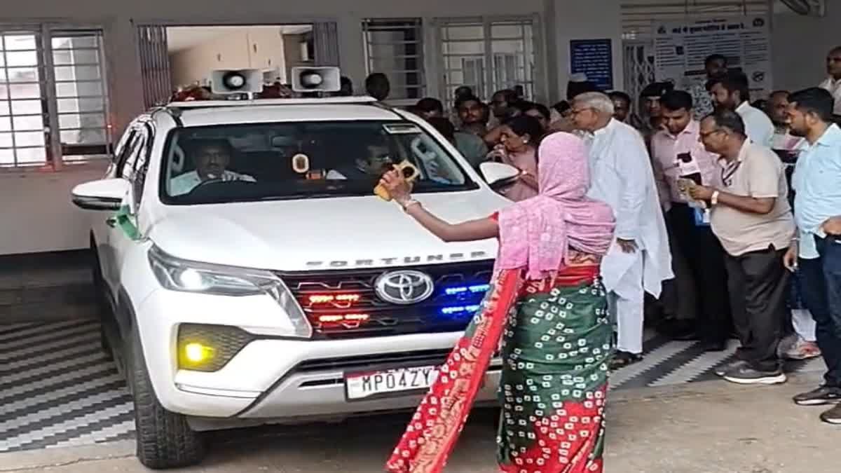 woman block minister car