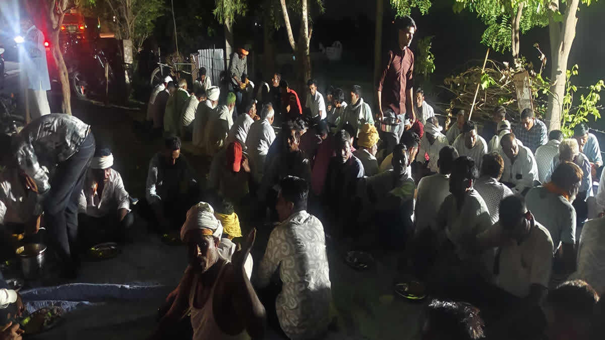 Farmers in a massive protest at Gudla toll