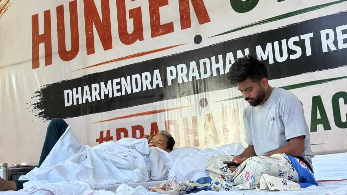 CJP Founder Abhijeet Dipke(R) and activist Sonam Wangchuk during a protest in Delhi