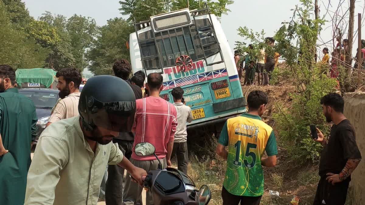 بڈگام میں بس حادثہ کی شکار، پچیس افراد زخمی