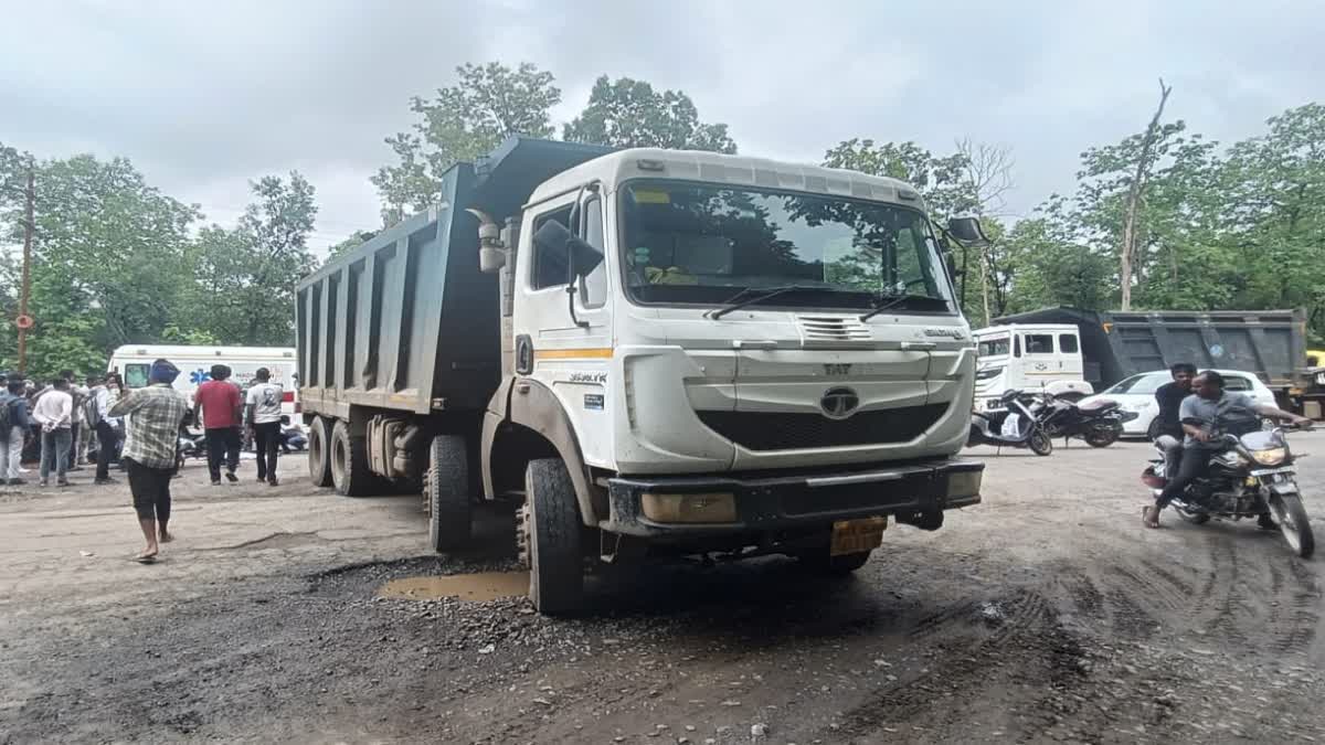 budhni dumper Crushed child