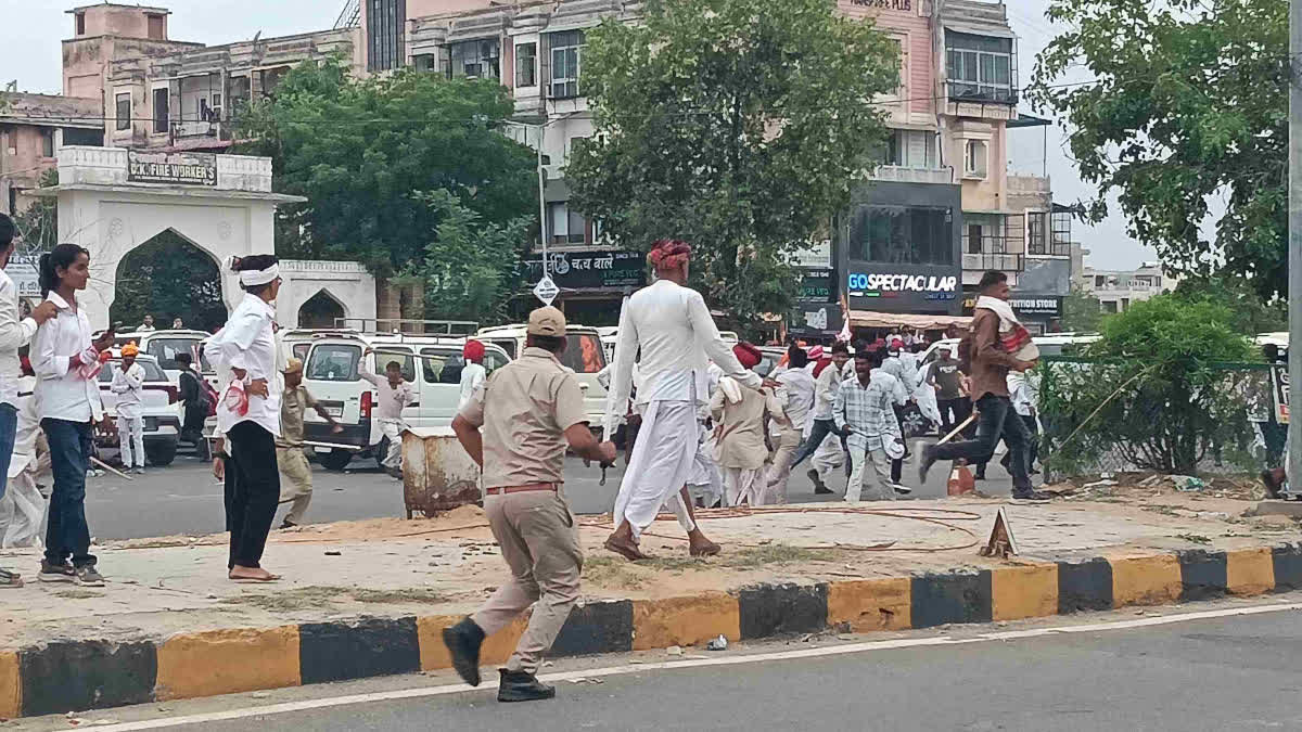 Stones pelted at the police
