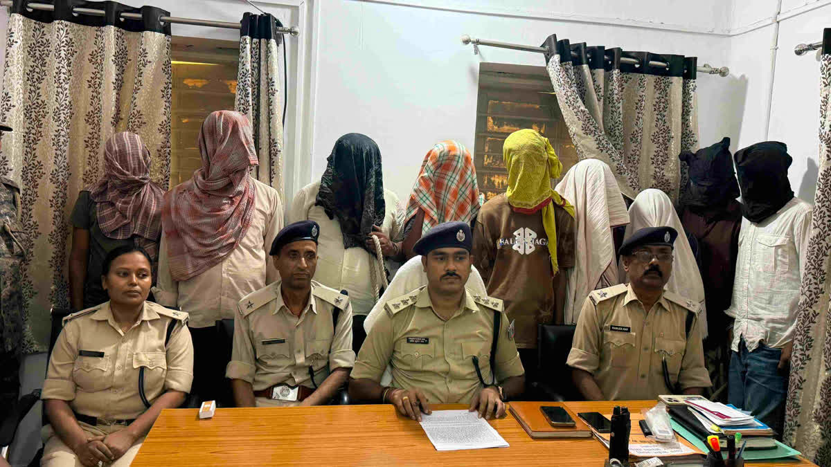 धनबाद में होटल से चल रहा था साइबर ठगी का नेटवर्क, 9 गिरफ्तार, नकदी समेत बड़ी संख्या में मोबाइल और ATM कार्ड बरामद Dhanbad Cyber Fraud Network