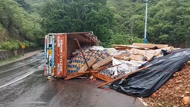 Truck overturns at Dhaliara sharp bend
