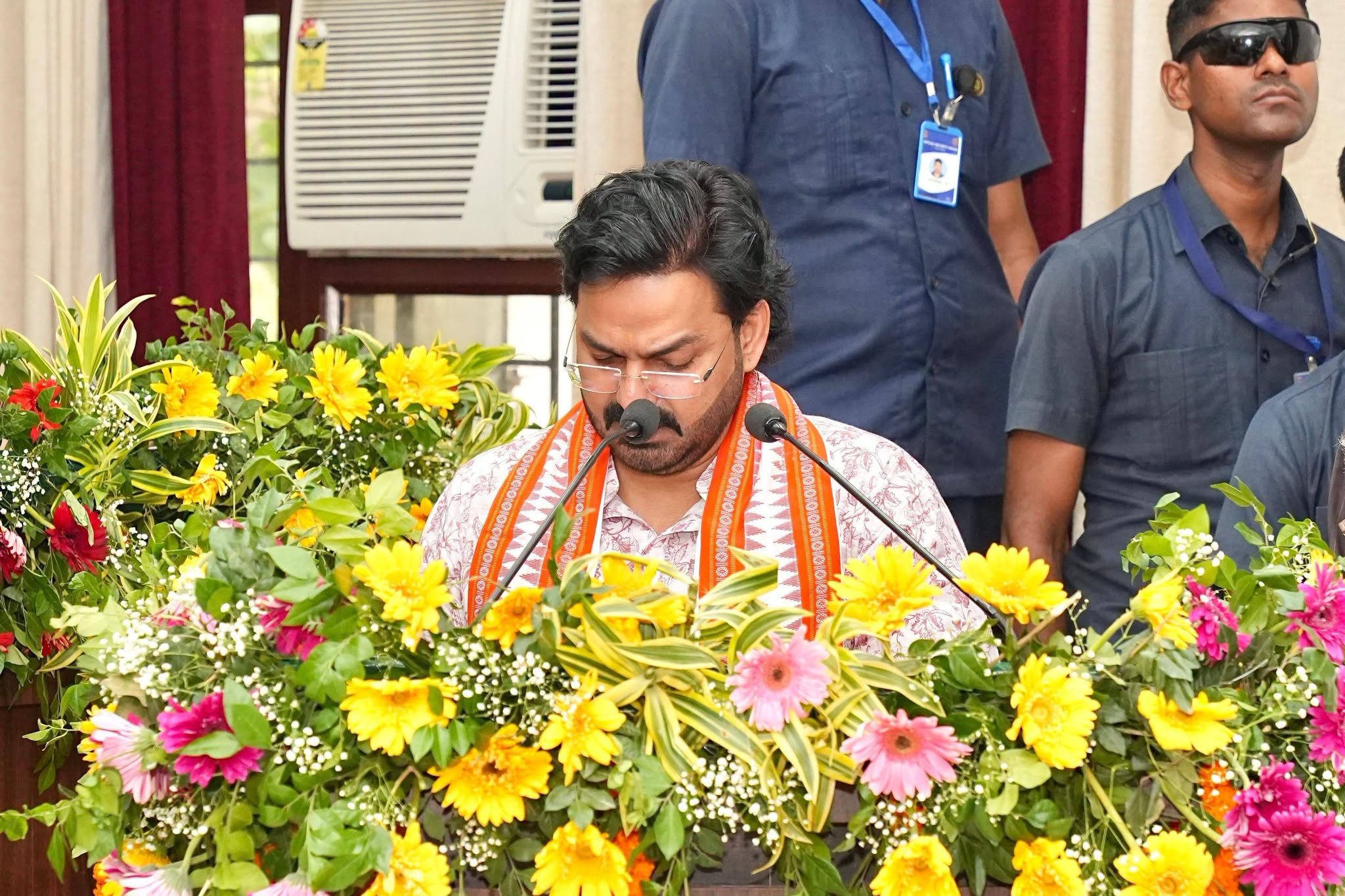 शपथ लेते पवन सिंह
