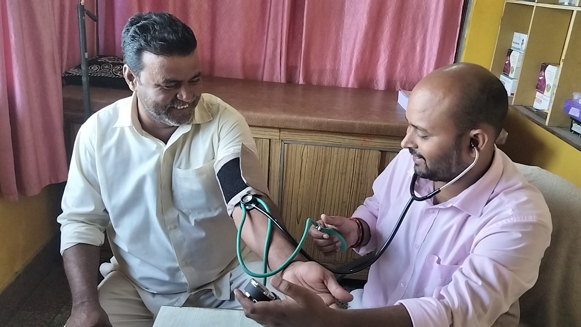 मरीजों का इलाज करते डॉक्टर सुमित