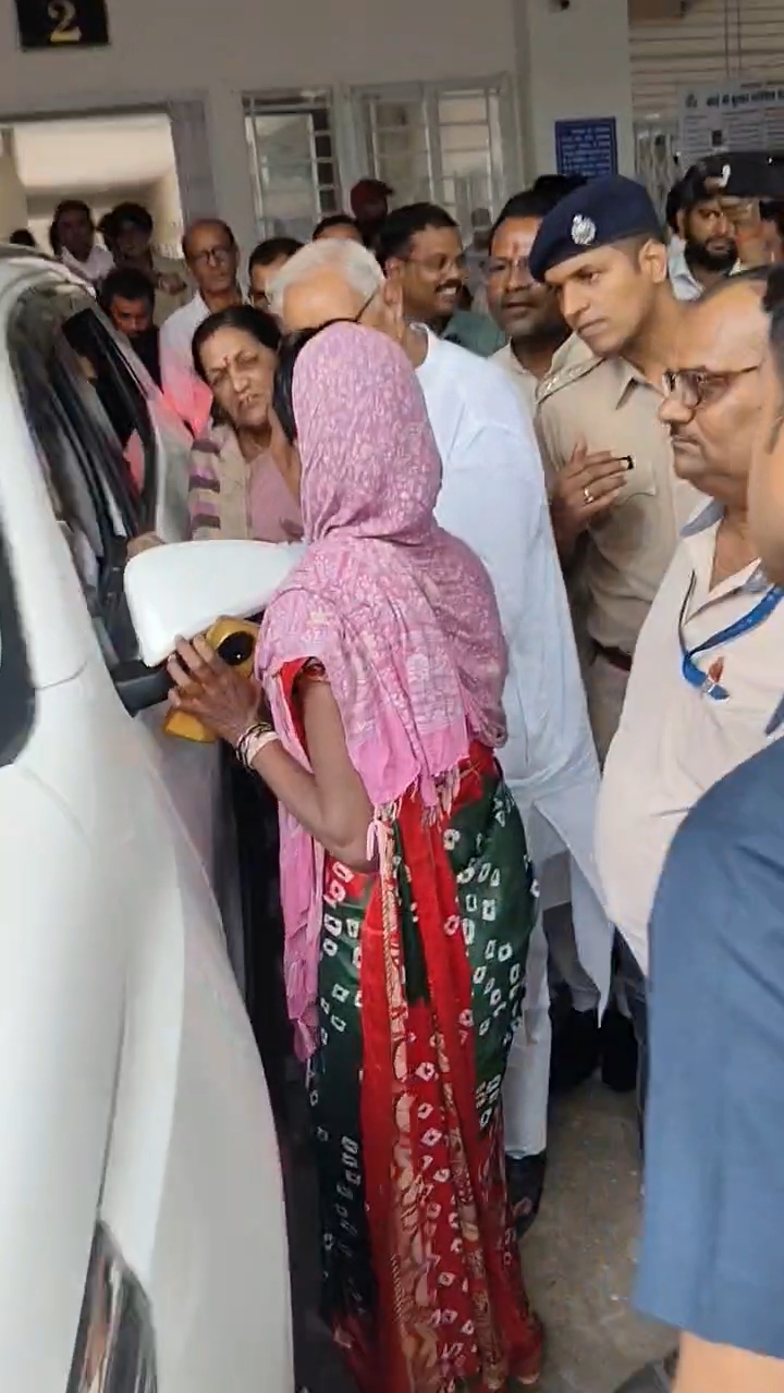 woman block minister car