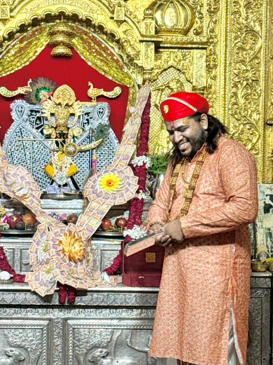 A silver bat was offered to Lord Shri Sanwalia Seth upon Kushagra's selection.