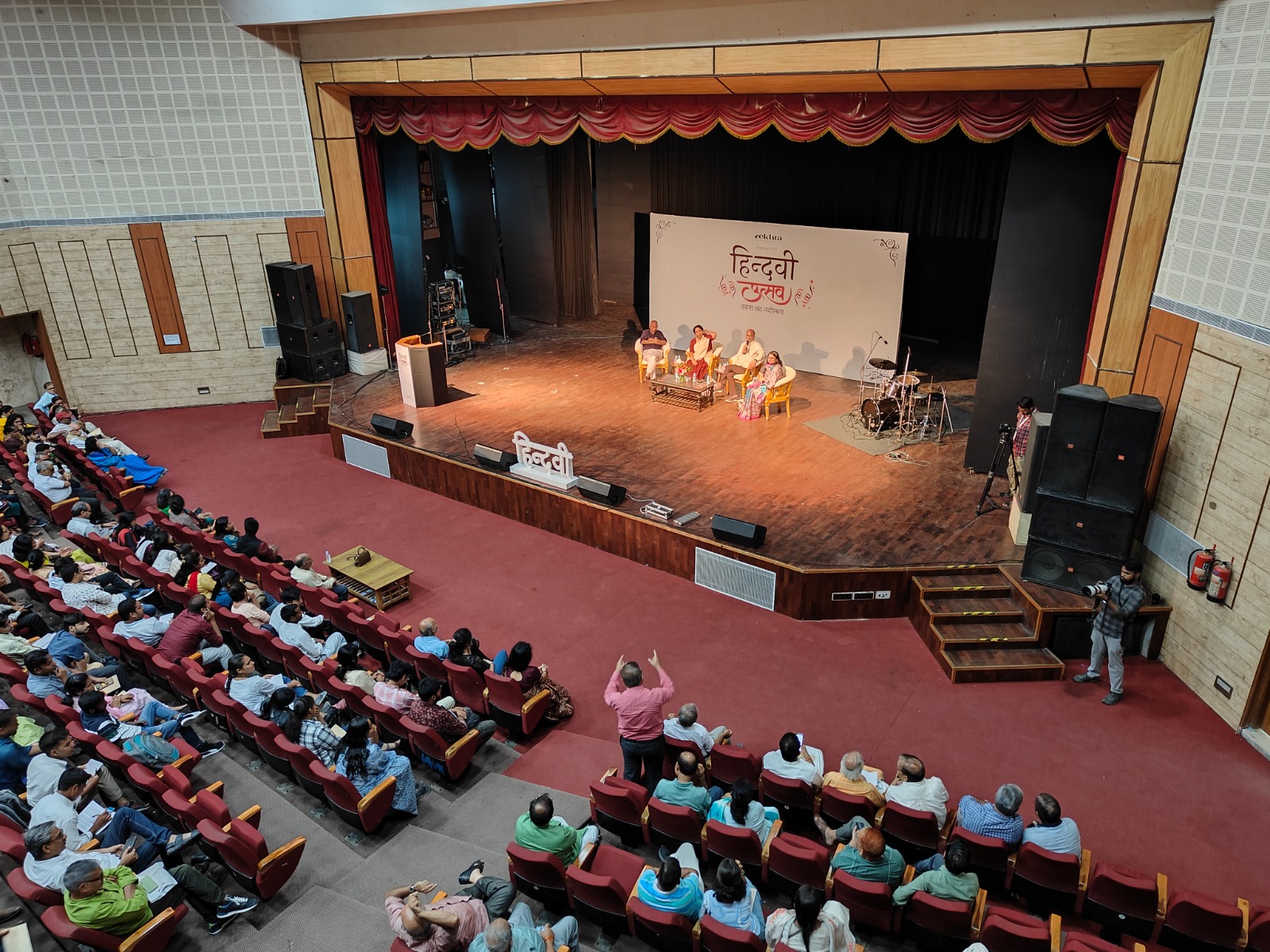 हिंदी भाषा को किसी सहारे की आवश्यकता नहीं.