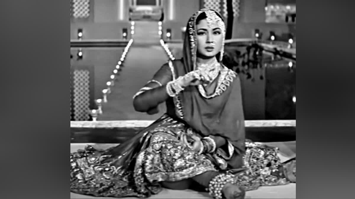 meena-kumari-birth-anniversary-tragedy-queen-unknown-facts-given-autograph-to-daku-with-knife