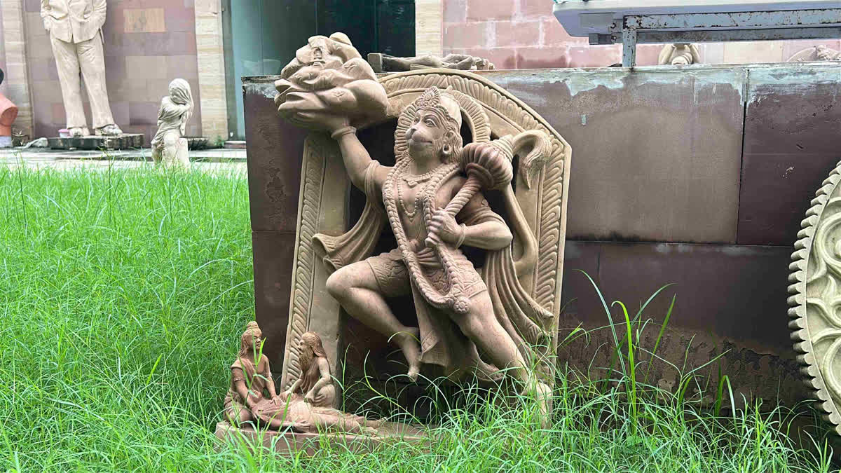 Sculptors of Gwalior, known for their deft skills in carving out statues from mint stone, will soon showcase their talent in Punjab.