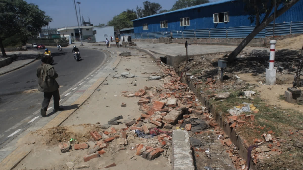 footpath in Nigambodh ghat Kasmiri gate in new Delhi