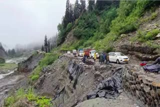 अटल टनल के पास धंसी सड़क